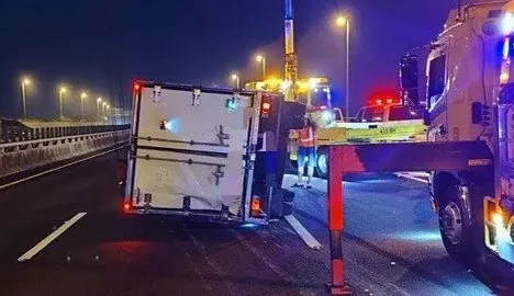 小貨車被追撞後側躺於國道上。翻攝畫面