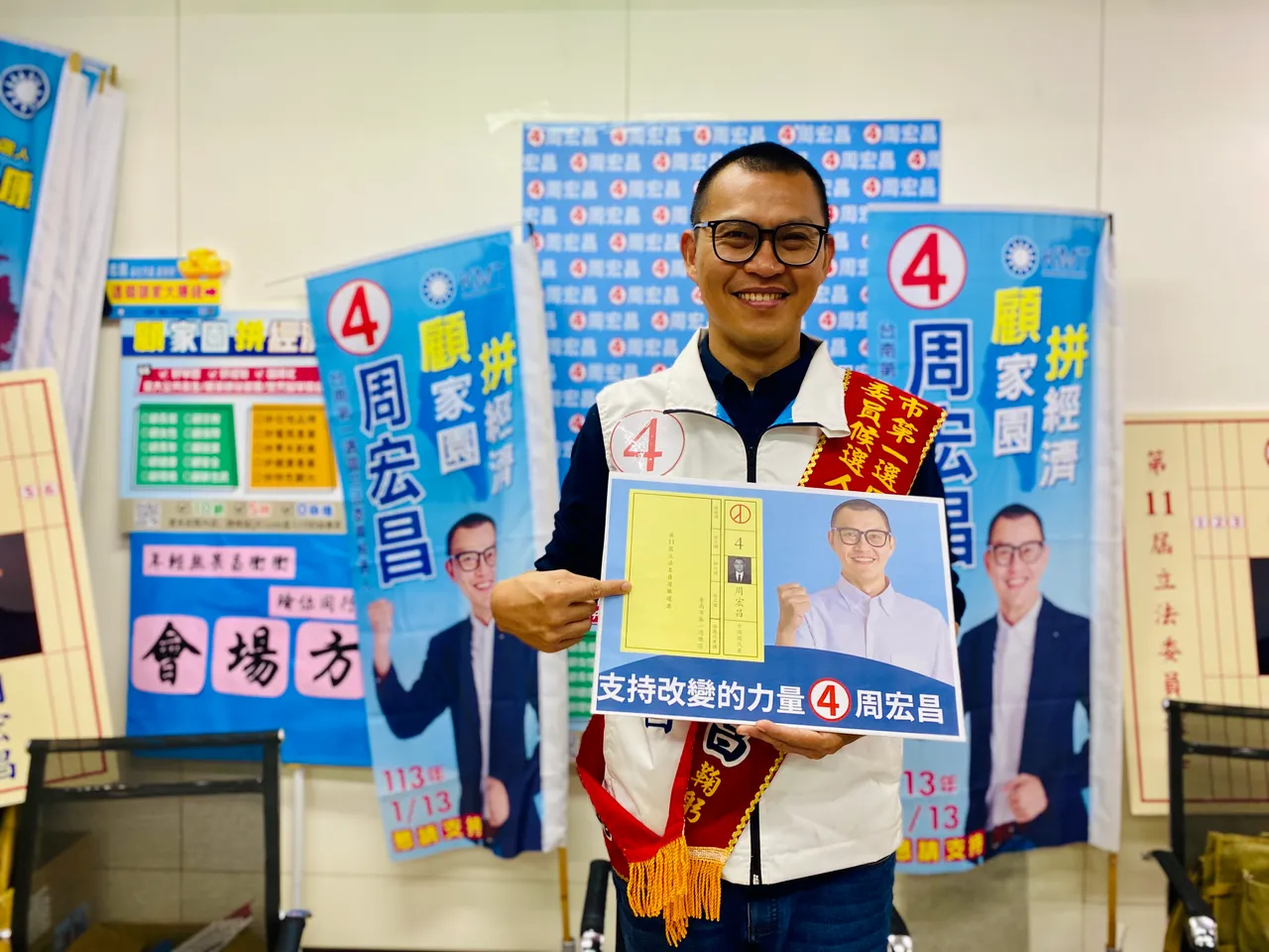 周宏昌勤跑基層博取認同,白面書生曬得老黑。王志弘攝