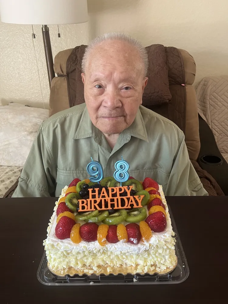 周汝為因搬家遺失臨時畢業證書，一直耿耿於懷，其女陽明交大副校長周倩代為申請補發。周倩提供