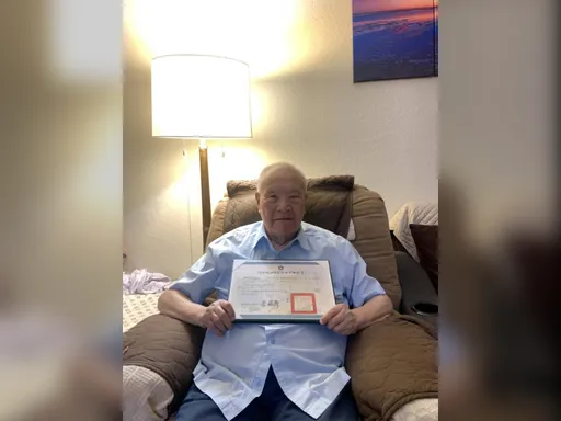 政大補發畢業證書給陽明交大副校長父親 百歲周汝為開心拿放大鏡端詳