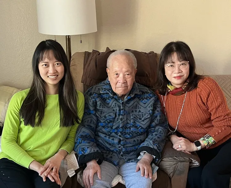 周倩一家三代都是政大人，右起周倩大姊國貿系校友周儀、周汝為、周倩外甥女英文系校友王愷怡。周倩提供