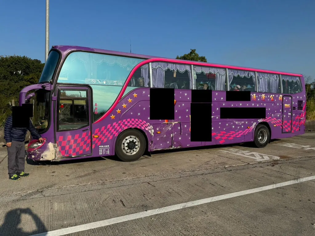 1輛遊覽車駕駛疑似精神不濟,14日行經國道1號南下造橋路段,先擦撞外側護欄又撞上中線車道自小客車,現場兩車共3人受傷送醫。警方提供