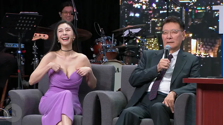 趙少康送賀瓏紅包袋太有哏！翻攝自STR Network YouTube