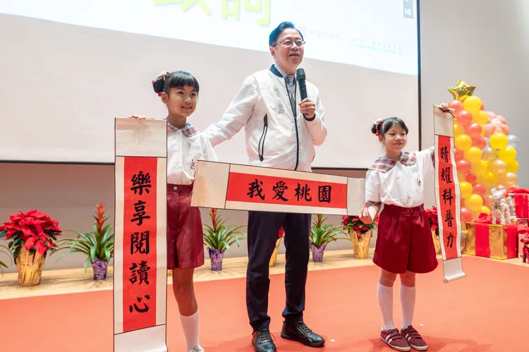 張善政和小學生。桃園市府提供