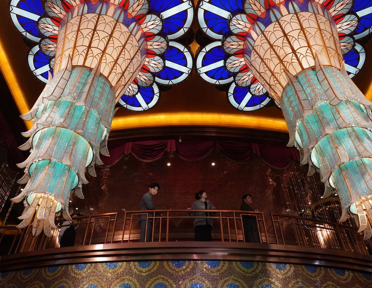 上海影視樂園(車墩影視基地)內的《繁花》中的至真園酒家的內景。新華社