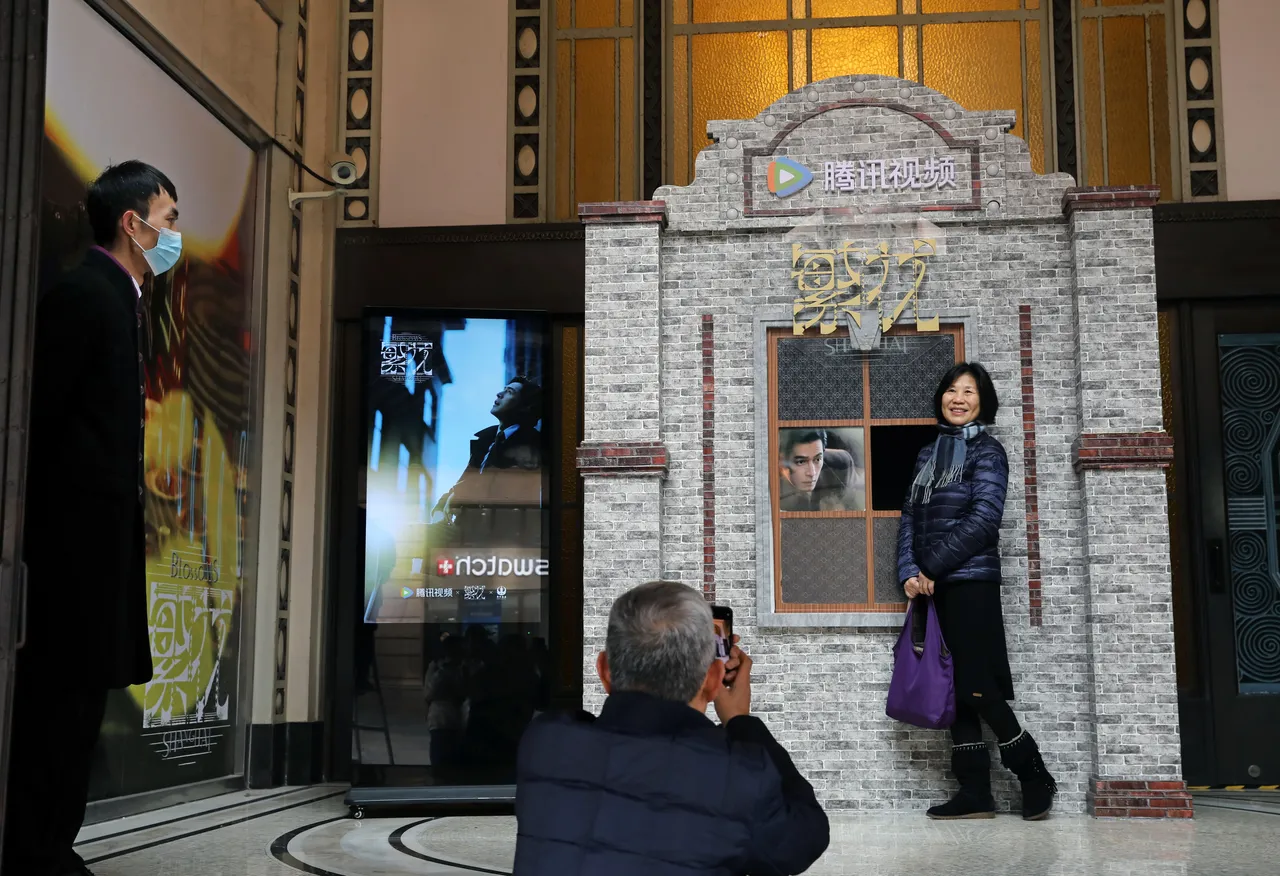 上海和平飯店門廳內設置的《繁花》背板,吸引民眾拍照。新華社