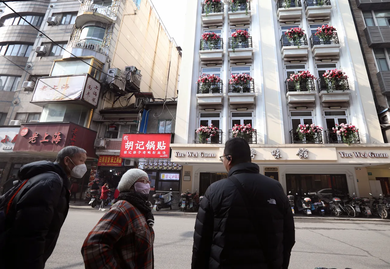 民眾在劇中曾出現的「粵味館」外觀望。新華社