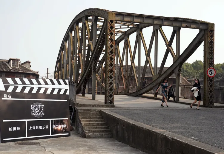 上海影視樂園（車墩影視基地）內，浙江路鋼橋實景旁，放置著《繁花》在此拍攝的標牌。新華社