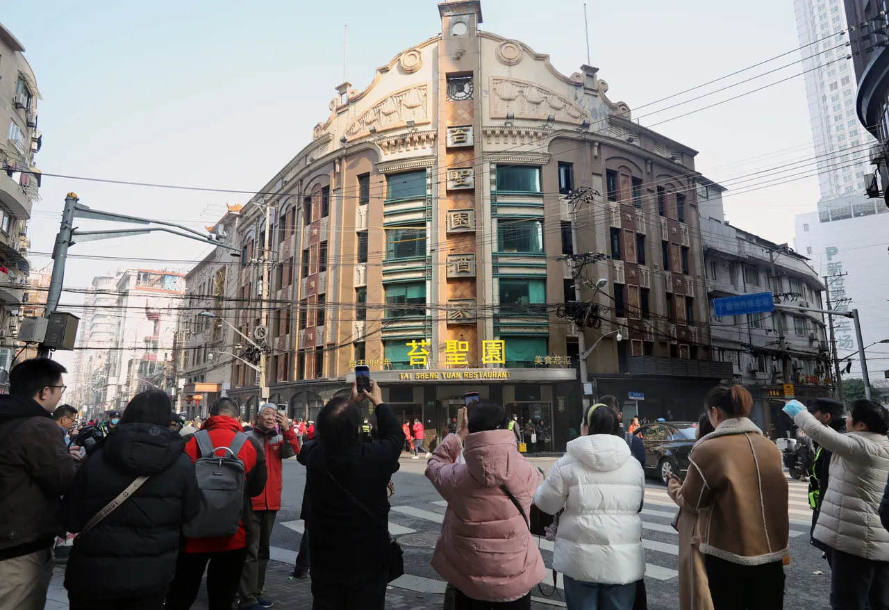 苔聖園酒家傳為《繁花》劇中「至真園」原型,是黃河路上標誌性的本幫菜館之一。新華社