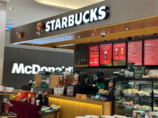 有星冰樂快衝!星巴克咖啡買1送1 小七中杯免費變大杯