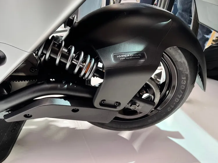 Gogoro在動力性能上搭載全新H1萬轉永磁同步馬達、空水冷複合式散熱與Hypercore電控核心組成新一代Hyper Drive動力系統。林浩昇攝
