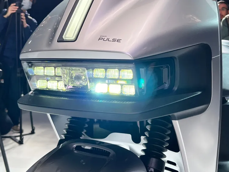 獨家研發的二輪數位矩陣式頭燈，其具有13顆LED照明單元與主動彎道輔助燈，整體照射角度大幅擴增至80度。林浩昇攝