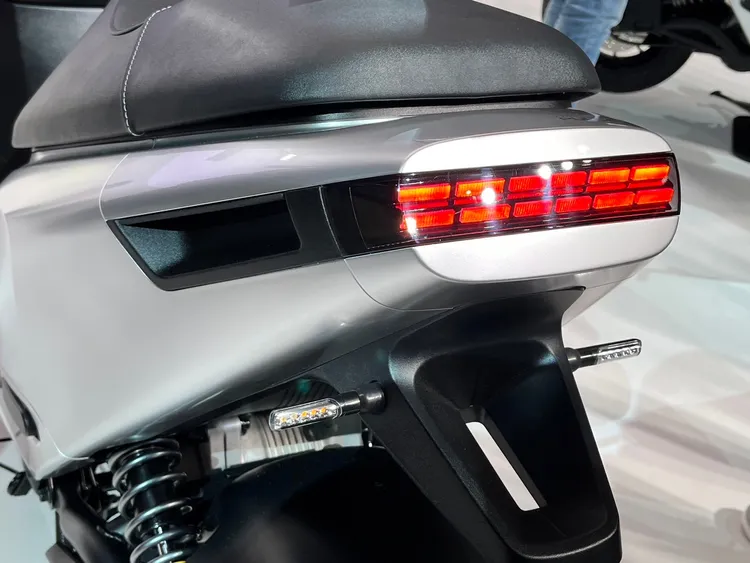 全新造型尾燈以3群、6組共20顆LED組成，也配置急剎後車警示系統。林浩昇攝