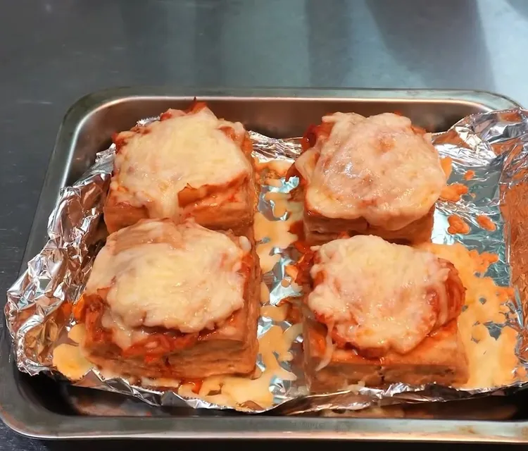 泡菜起司烤豆腐食材：油豆腐4塊、泡菜200克、起司絲100克。IG @woodywoody315 提供