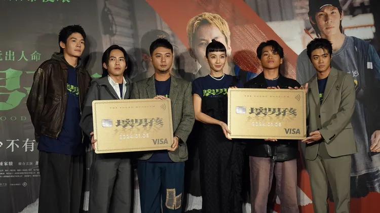 黃聖球（左起）、巫建和、導演游智涵、黃湘婷、鍾家駿及潘親御出席首映會。彭欣偉攝