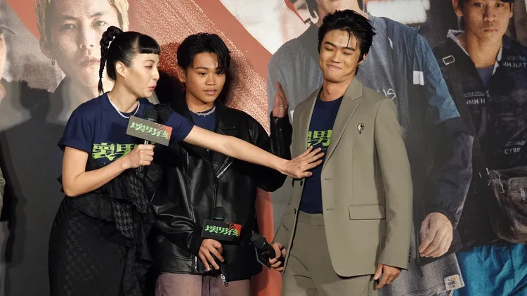 黃湘婷（左）現場摸潘親御。彭欣偉攝