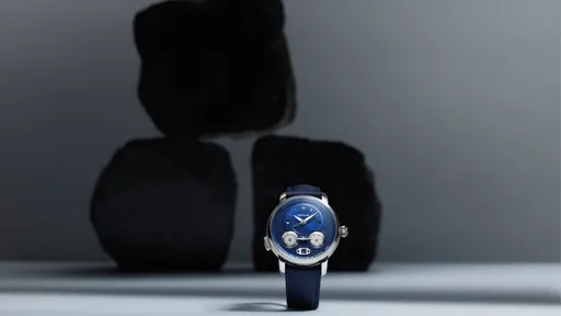 錶盤改穿優雅巴黎釘紋 萬寶龍明星傳承腕錶致敬「滴墨」大師