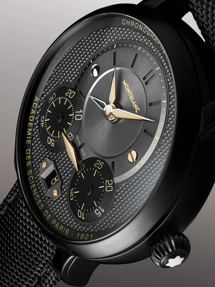 錶盤呈現幾何花紋的巴黎釘紋，錶圈下方還刻有「Académie des Sciences de Paris」（巴黎科學院）字樣。品牌提供