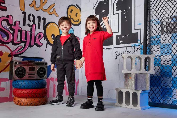 男童（左）身穿針織連帽外套2880元、針織長褲1880元，女童（右）身穿針織連帽洋裝2580元、童涼鞋1280元。品牌提供