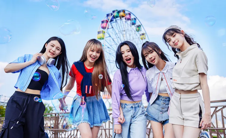 幻藍小熊成員穿著「Welcome to My Playground」幻遊世界早春新品。品牌提供