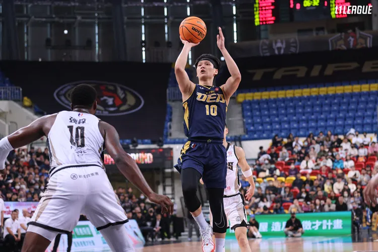 謝亞軒(右)有機會入選中華隊。T1聯盟