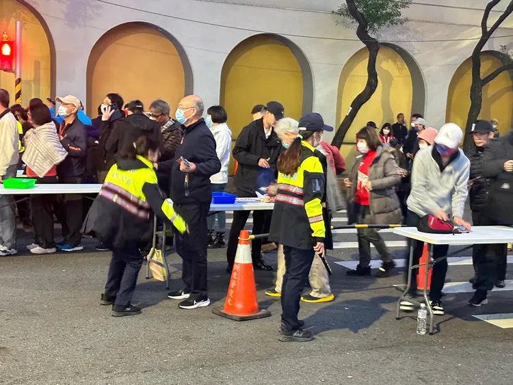 板橋第一體育場入場安檢嚴格，人潮排隊動線綿延不絕。曾佳俊攝