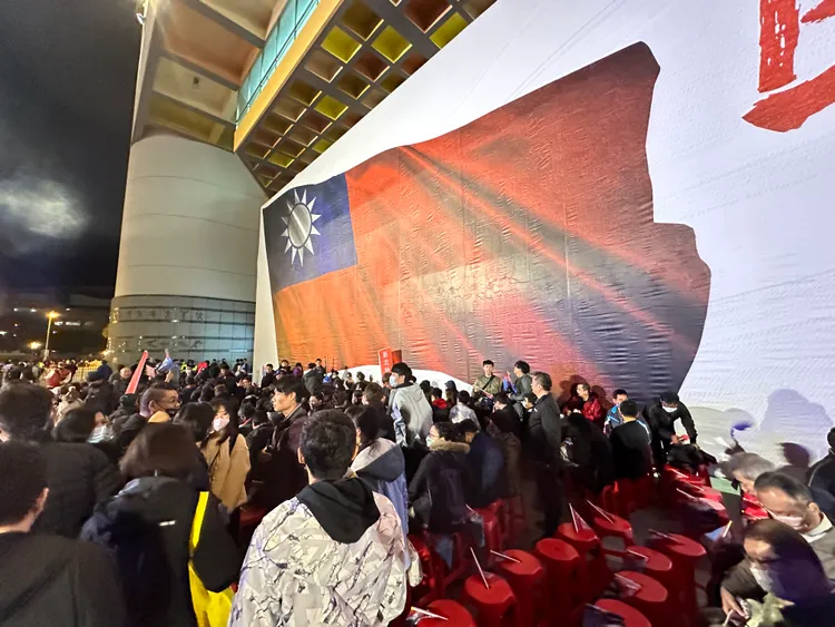 侯友宜選前之夜現場有一面3樓高國旗看板，相當顯目。曾佳俊攝