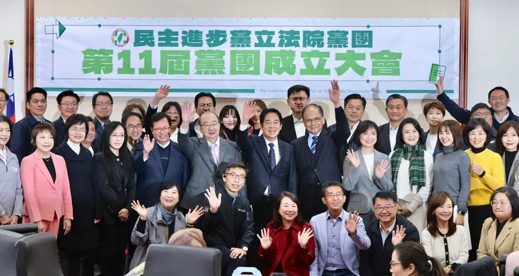 賴清德與新科立委合影。林林攝