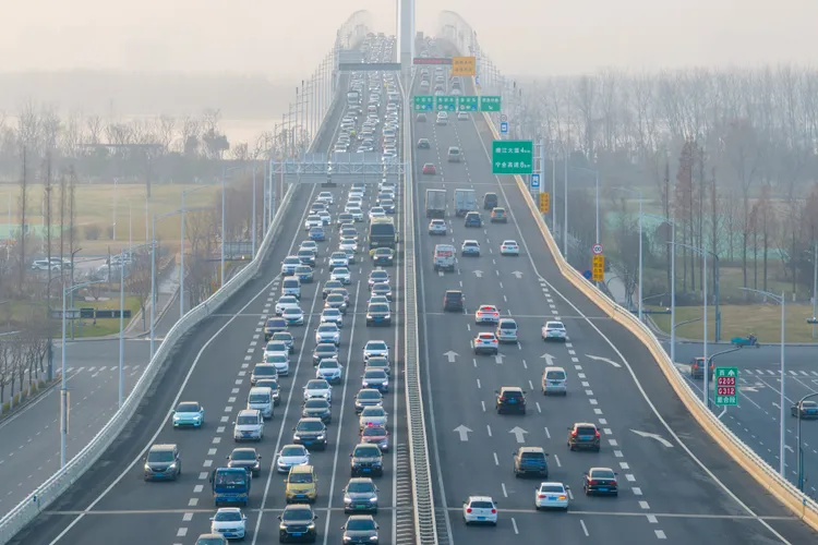 元旦假期間，南京江心洲長江大橋的車流。新華社