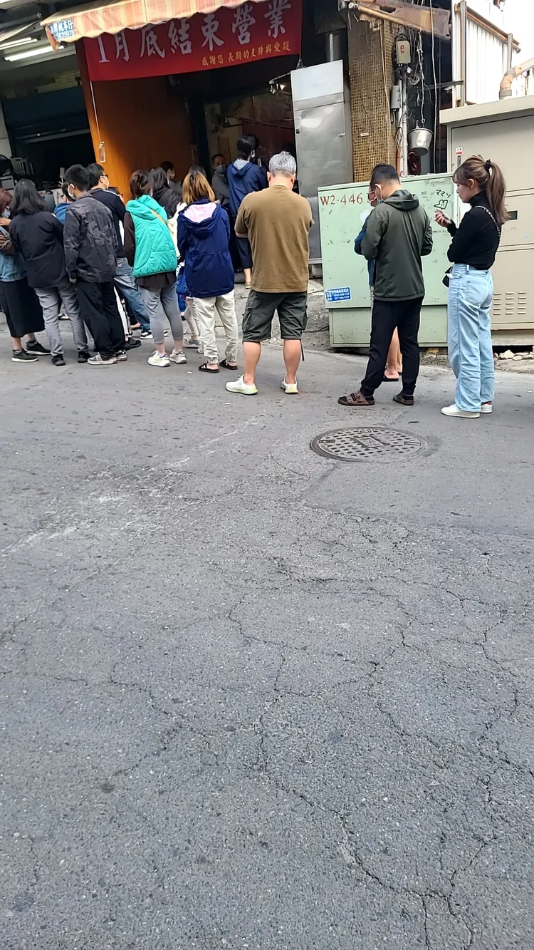 高雄43年肉乾老舖熄燈倒數，店外湧人龍。翻攝臉書「黑竹牌食品」貼文