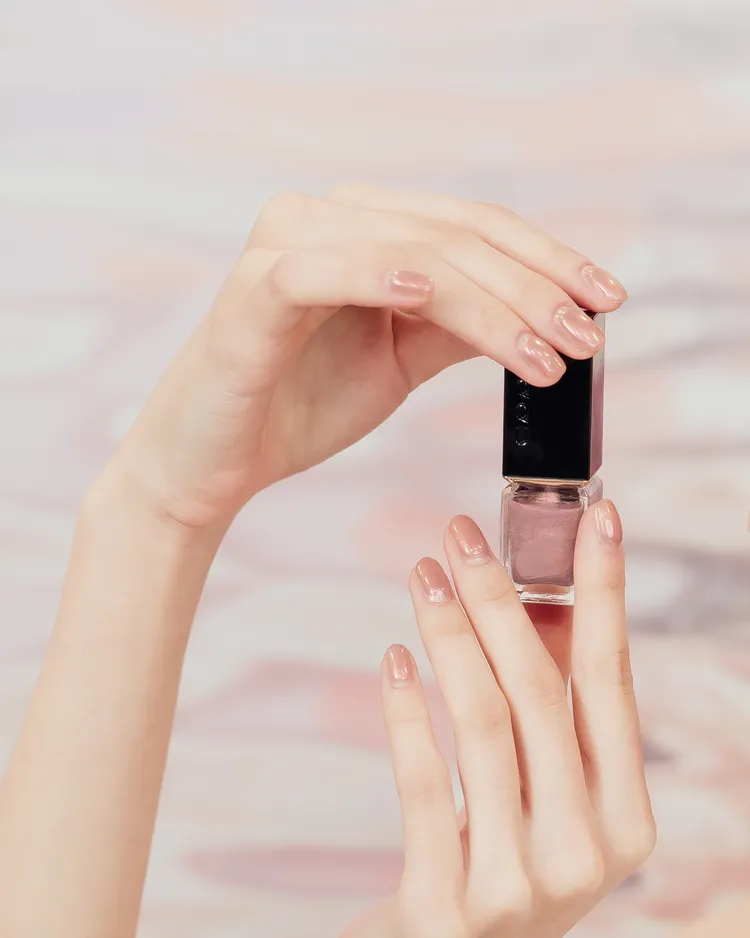 Model示範晶采妍色指甲油#157。品牌提供