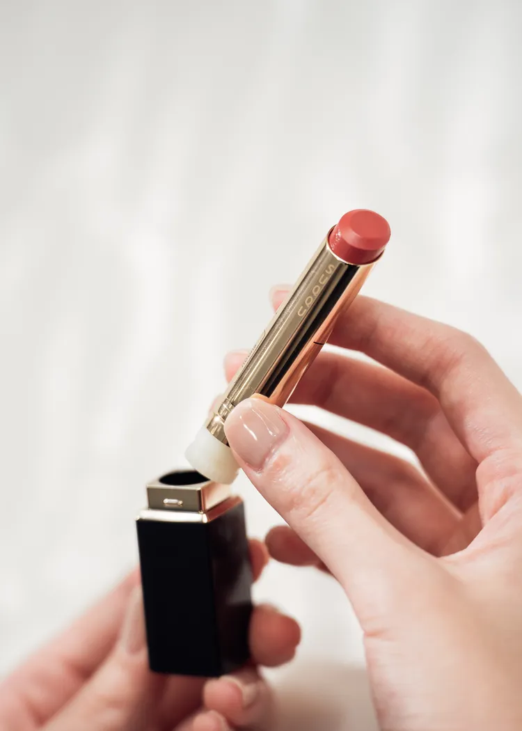 晶采潤艷唇膏擁有可替換蕊新設計。品牌提供