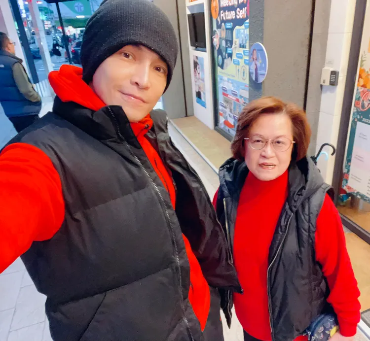 GINO穿搭意外跟媽媽撞衫了。翻攝臉書「GINO Tsai」