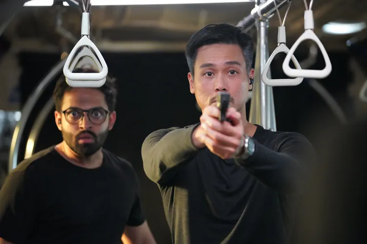 陳邦鋆（右）扮John Ho。沃土影視提供