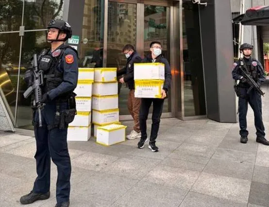 刑大特勤中隊荷槍實彈戒護。翻攝畫面