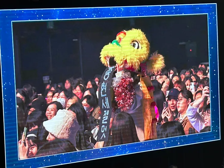 金鍾炫把冠軍搬給套獅頭的粉絲。讀者提供