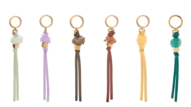 造型墜飾（左起）春玉綠龍、淡紫色小豬、深卡其龍、深磚紅青蛙、翠綠色蝸牛、糖黃色大象，各1萬2000元。品牌提供