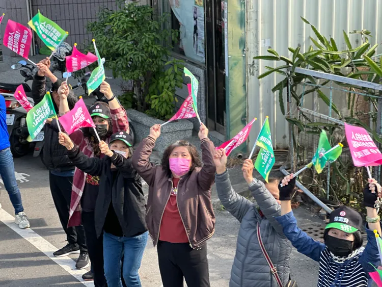 沿路熱情的民眾。潘袁詩羽攝