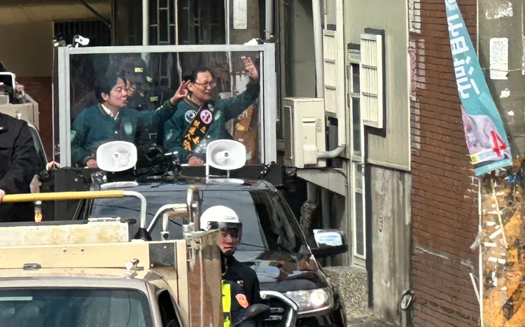 賴清德與徐富癸一同車掃。潘袁詩羽攝