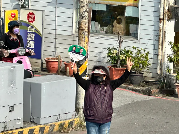 熱情阿姨高舉文宣。潘袁詩羽攝