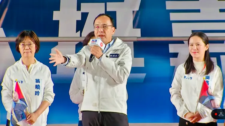 朱立倫砲轟民進黨貪汙、桃色都推給「中國介選」，只會抹黑、抹紅。取自直播共訊