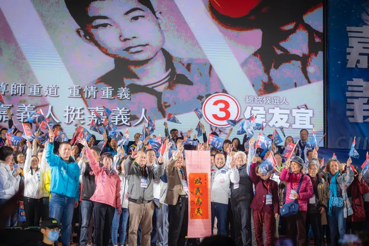 師長們扮演神秘嘉賓出席造勢，送上中堂祝福。競總提供