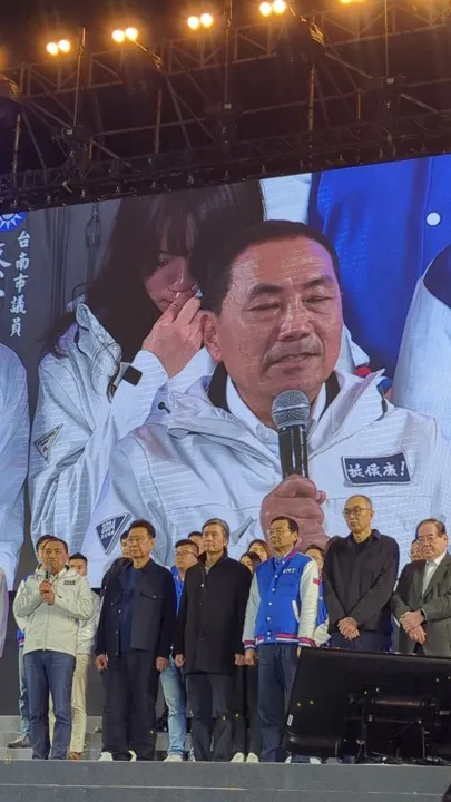 站在侯友宜背後的楊智伃，數度拿衛生紙接住淚水。蘇柏銓攝