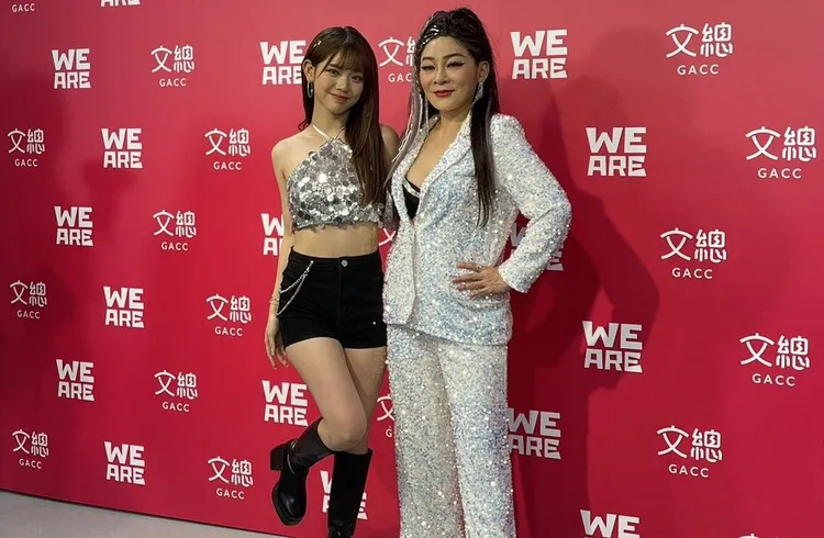 王彩樺（右）今晚帶20歲大女兒庭庭一起錄除夕特別節目。張瑞振攝