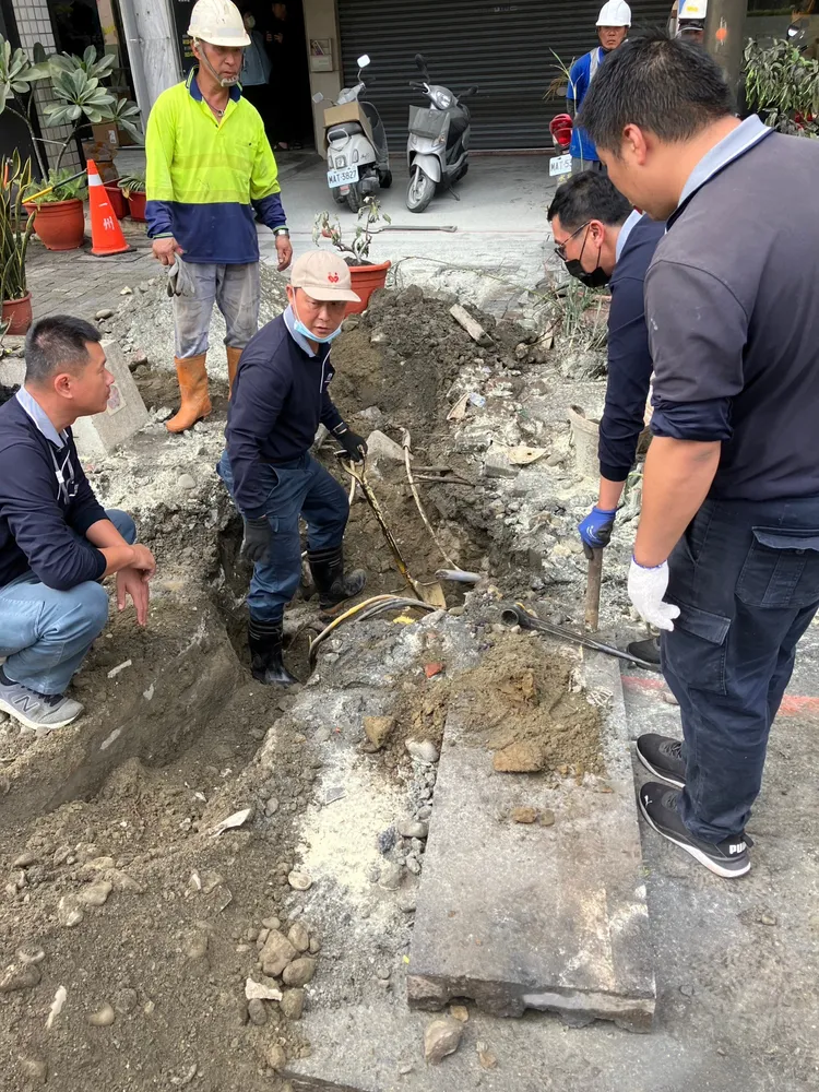 瓦斯公司派員止漏，施工單位協同修復。讀者提供