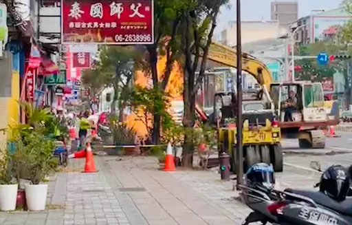 嚇人!台水施工挖破瓦斯管路 猛噴3米高火球