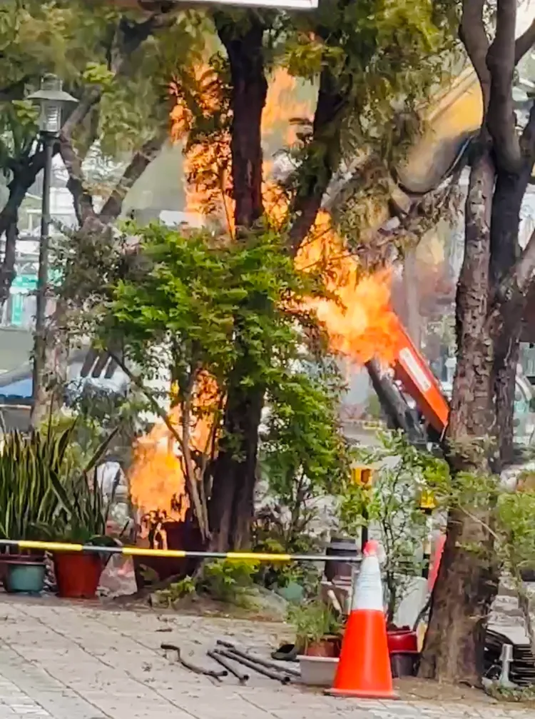 火勢猛烈，施工人員急忙灌救。讀者提供