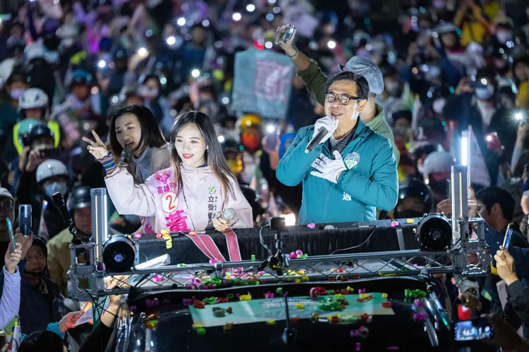 陳其邁市長陪黃捷掃街，舉辦「選前之夜-車隊嘉年華」活動。黃捷服務處提供