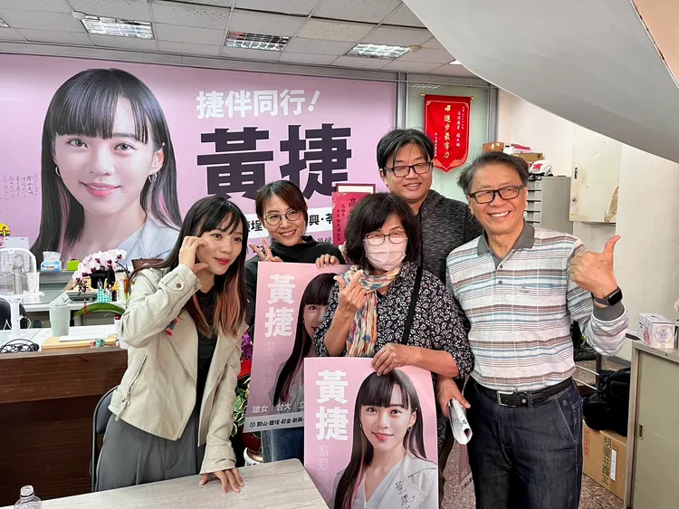 黃捷發競選海報，支持的民眾全家出動索取。黃捷服務處提供