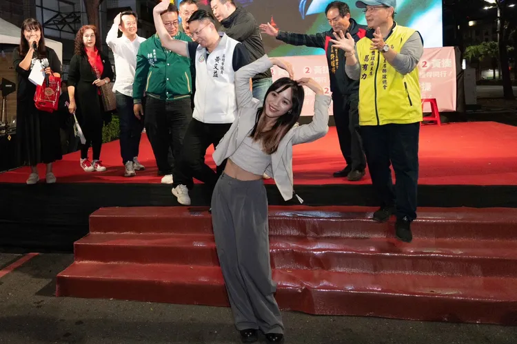 當選之夜，黃捷開心謝票。黃捷服務處提供